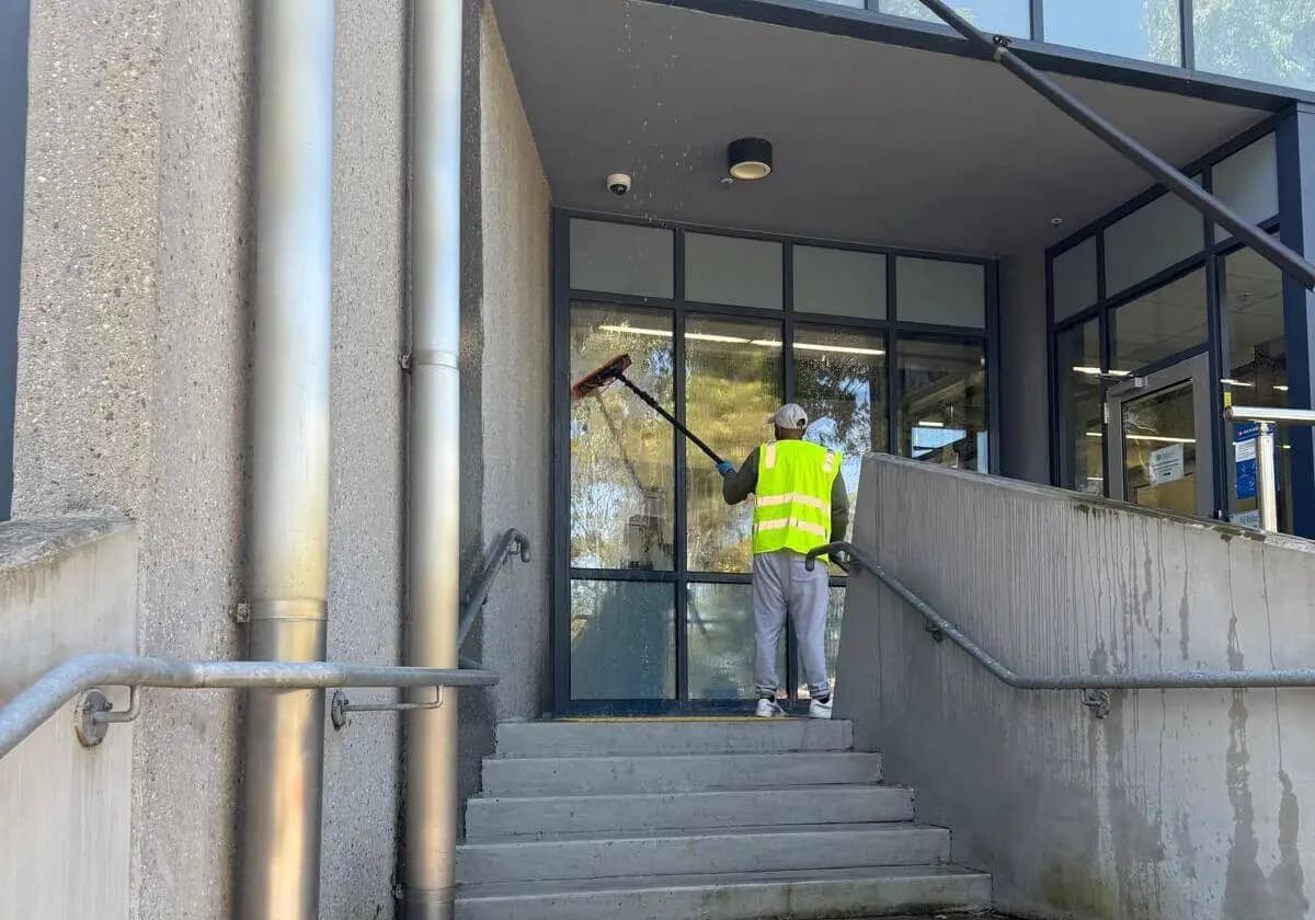 Commercial office cleaning service